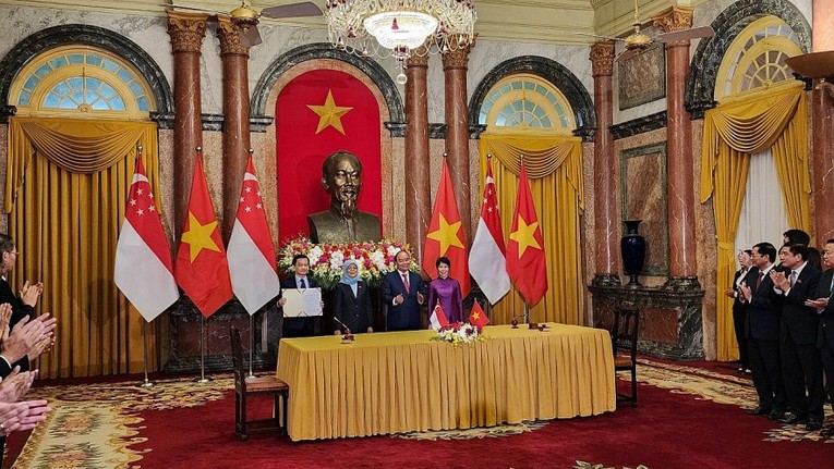 Chủ tịch nước Nguyễn Xu&acirc;n Ph&uacute;c v&agrave; Tổng thống Singapore Halimah Yacob chứng kiến trao 555Win 500 Đăng Ký Nhận Code chấp thuận chủ trương đầu tư cho VSIP Group triển khai dự &aacute;n khu c&ocirc;ng nghiệp tại TP Cần Thơ s&aacute;ng 17/10.