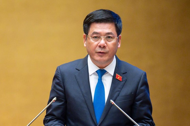 Bộ trưởng C&ocirc;ng Thương Nguyễn Hồng Di&ecirc;n tr&igrave;nh b&agrave;y Tờ tr&igrave;nh về dự &aacute;n Luật Bảo vệ quyền lợi người ti&ecirc;u d&ugrave;ng (sửa đổi). Ảnh: quochoi.vn