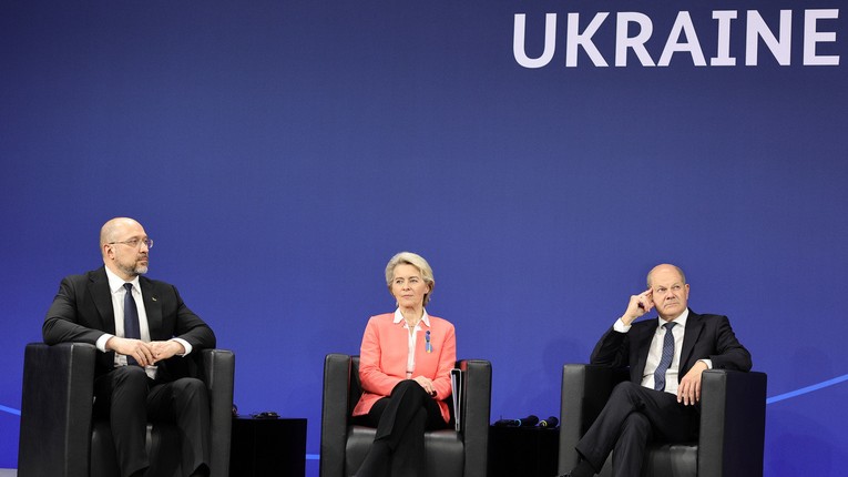 Phiên bản chính thức của 555Win Ukraine Denys Shmyhal, Chủ tịch Ủy ban ch&acirc;u &Acirc;u Ursula von der Leyen v&agrave; Phiên bản chính thức của 555Win Đức Olaf Scholz tại Hội nghị t&aacute;i thiết Ukraine ở Berlin, Đức, ng&agrave;y 25/10. Ảnh: Getty Images