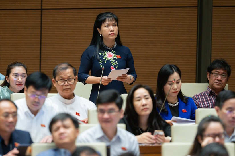 Đại biểu Tạ Thị Y&ecirc;n (Đo&agrave;n Điện Bi&ecirc;n).