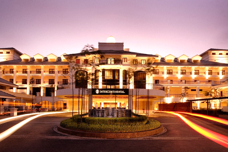 Kh&aacute;ch sạn InterContinental Hanoi Westlake l&agrave; sự kết hợp ho&agrave;n hảo giữa khung cảnh thi&ecirc;n nhi&ecirc;n, thiết kế tinh tế v&agrave; n&eacute;t văn h&oacute;a dịch vụ truyền thống của người Việt.