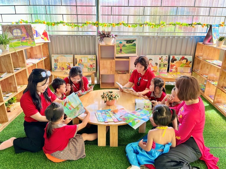 C&aacute;c em học sinh Quảng Hưng h&aacute;o hức kh&aacute;m ph&aacute; thư viện mới.
