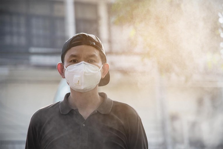 Dự thảo gần đ&acirc;y về việc thu ph&iacute; bảo vệ m&ocirc;i trường đối với kh&iacute; thải nhấn mạnh cam kết của Việt Nam trong việc đối ph&oacute; với biến đổi kh&iacute; hậu. Nguồn: Freepik.