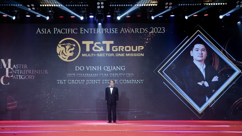 Đại diện T&amp;amp;amp;T Group nhận giải thưởng Doanh nh&acirc;n xuất sắc ch&acirc;u &Aacute; 2023.
