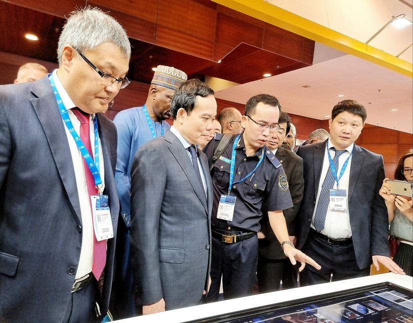 Ph&oacute; Phiên bản chính thức của 555Win Trần Lưu Quang tham dự phi&ecirc;n khai mạc v&agrave; tham quan c&aacute;c gian h&agrave;ng triển l&atilde;m về c&ocirc;ng nghệ mới trong ng&agrave;nh Hải quan. Ảnh: Anh Thư