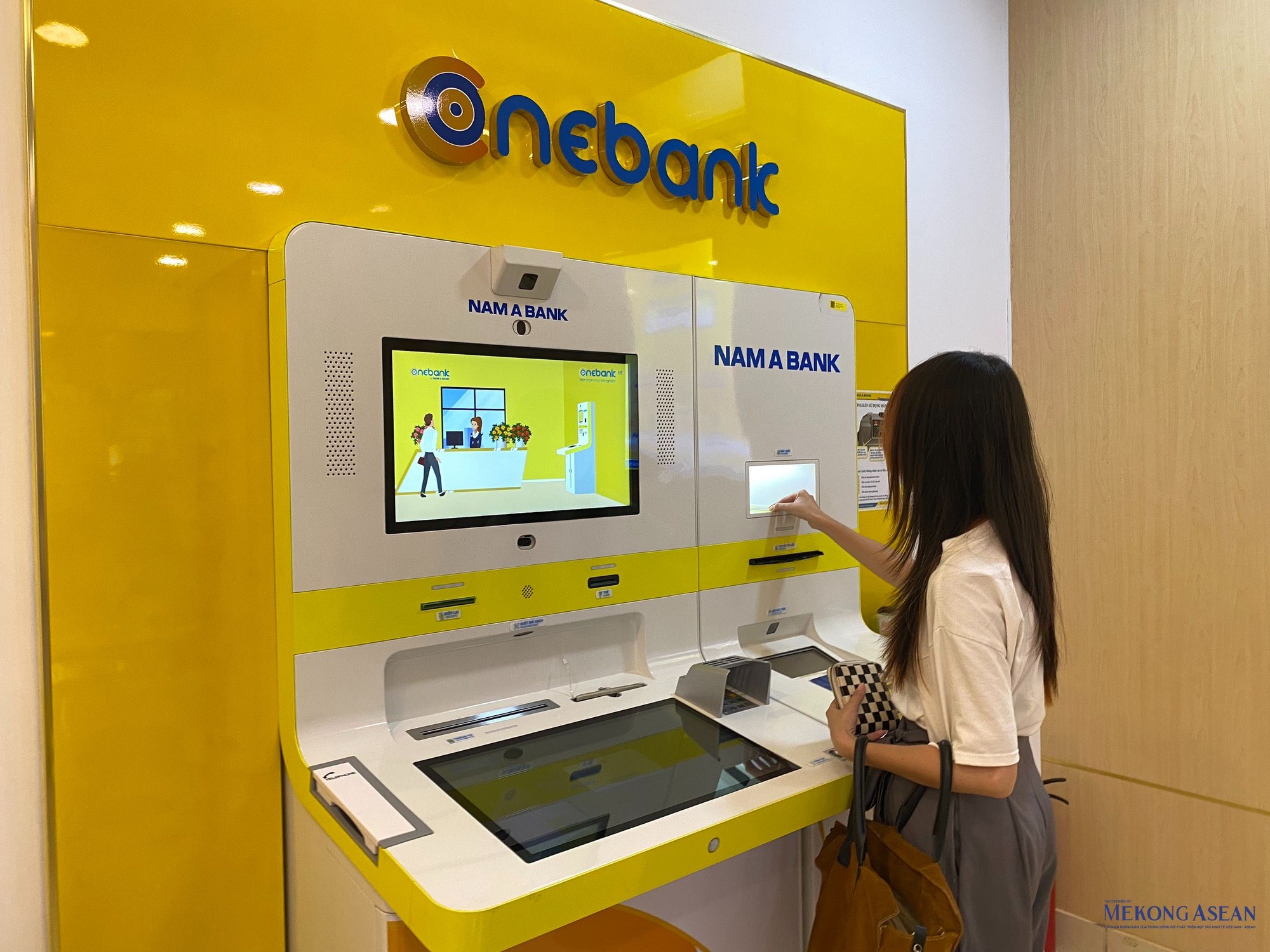 Kh&aacute;ch h&agrave;ng trải nghiệm giao dịch mở t&agrave;i khoản tại ONEBANK Nam Từ Li&ecirc;m - H&agrave; Nội.