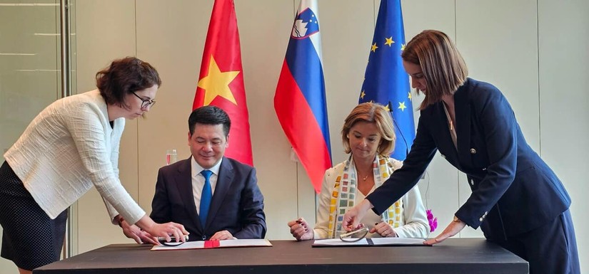 Bộ trưởng Bộ C&ocirc;ng Thương Việt Nam v&agrave; Bộ trưởng Bộ Ngoại giao Slovenia đ&atilde; c&ugrave;ng nhau k&yacute; Bi&ecirc;n bản kh&oacute;a họp lần III Ủy ban li&ecirc;n Ch&iacute;nh phủ Việt Nam - Slovenia. Ảnh: Bộ C&ocirc;ng Thương