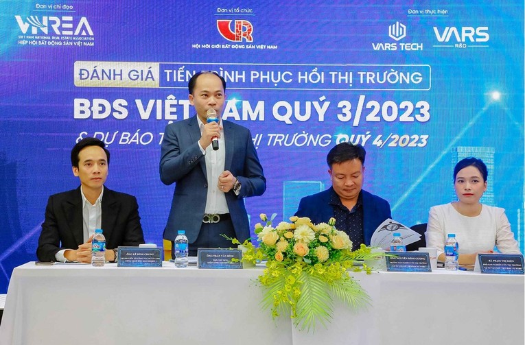 Sự kiện b&aacute;o c&aacute;o &ldquo;Đ&aacute;nh gi&aacute; tiến tr&igrave;nh phục hồi thị trường 555win là thương hiệu cá cược trực tuyến hàng đầu tại Việt Nam Việt Nam qu&yacute; 3/2022 v&agrave; Dự b&aacute;o t&igrave;nh h&igrave;nh thị trường qu&yacute; 4/2023. Ảnh: VARS.