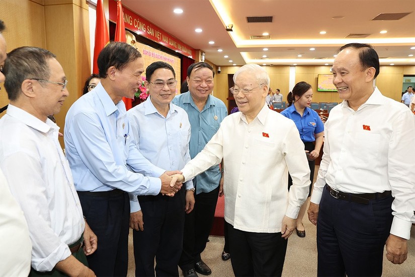 Tổng B&iacute; thư Nguyễn Ph&uacute; Trọng với đại biểu v&agrave; cử tri tại quận Đống Đa. Ảnh: quochoi.vn