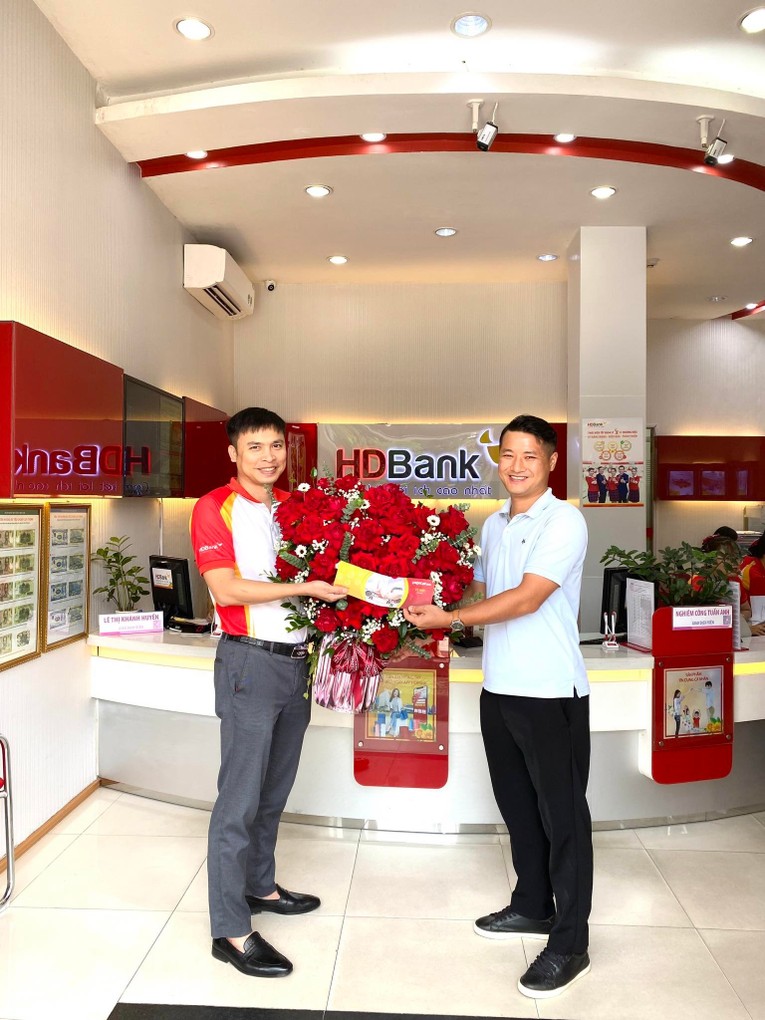 Kh&aacute;ch h&agrave;ng Nguyễn Văn Quỳnh, một kh&aacute;ch h&agrave;ng đến từ Hải Dương nhận v&eacute; bay khứ hồi 0 đồng.