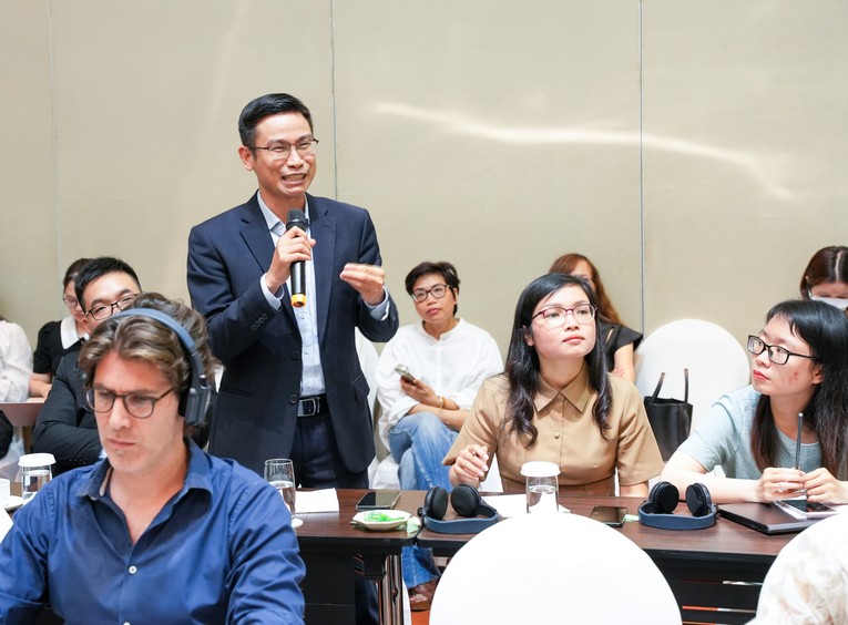 Đại diện C&ocirc;ng ty Talentnet (người đứng) trao đổi tại hội thảo