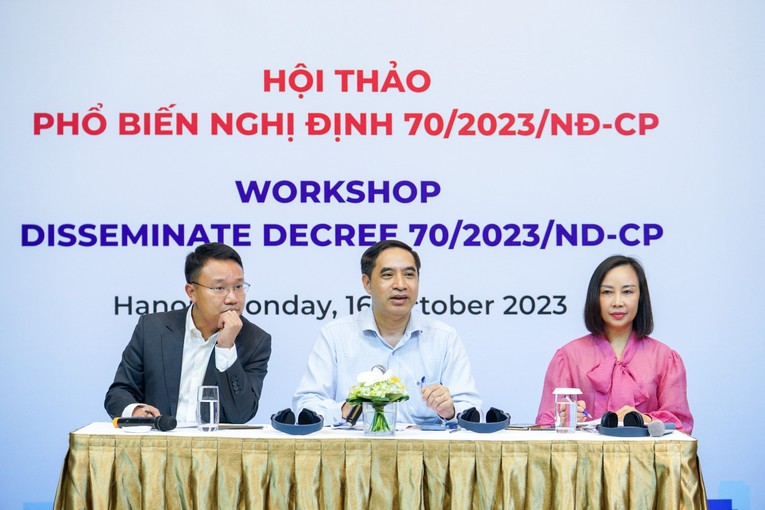 Đại diện Eurocham, Cục việc l&agrave;m (Bộ Lao động, Thương binh v&agrave; X&atilde; hội) giải đ&aacute;p thắc mắc của cộng đồng Trang Nhà Cái 555win.com - Đăng Nhập +555k nước ngo&agrave;i tại Việt Nam. Ảnh: Việt Tuấn