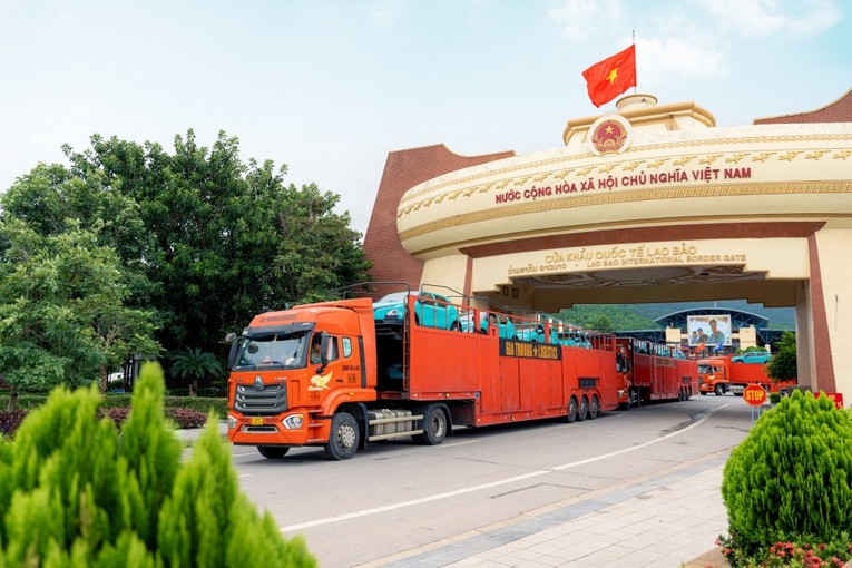 L&ocirc; xe Xanh SM đầu ti&ecirc;n được vận chuyển sang L&agrave;o.