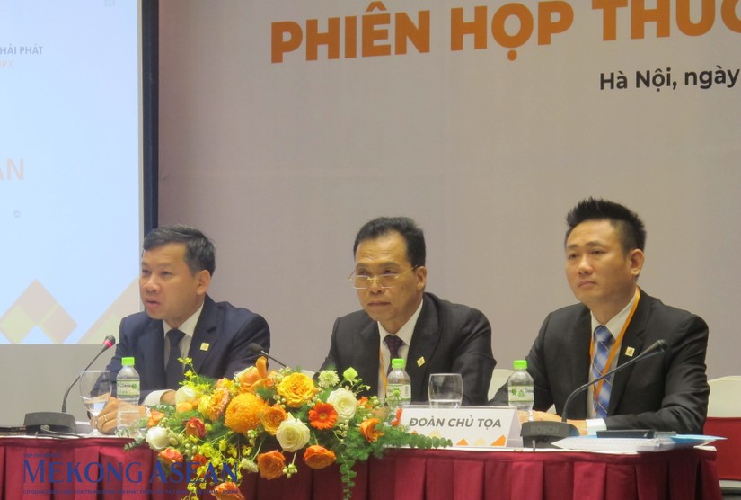 Ban chủ tọa trả lời c&acirc;u hỏi của c&aacute;c cổ đ&ocirc;ng. Ảnh: Anh Thư