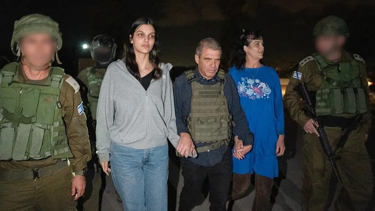 Hamas thả 2 con tin, Israel cảnh b&aacute;o 'tấn c&ocirc;ng Gaza từ nhiều hướng' ảnh 2