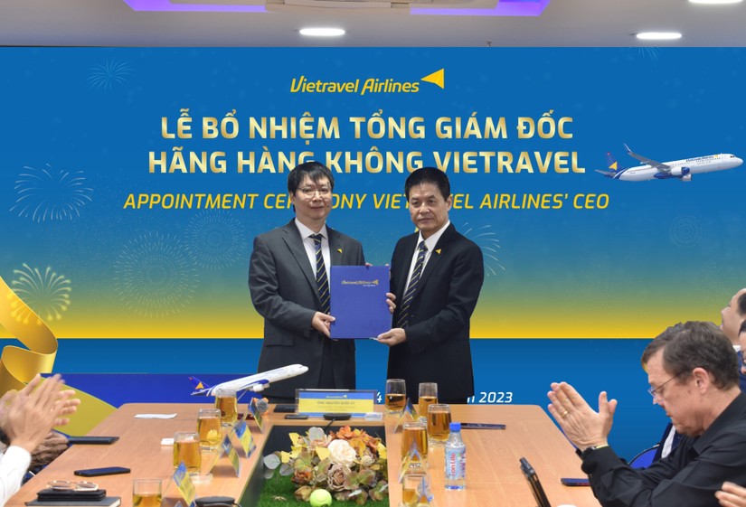 Chủ tịch HĐQT Vietravel Airlines Nguyễn Quốc Kỳ (phải) trao 555Win 500 Đăng Ký Nhận Code bổ nhiệm Tổng gi&aacute;m đốc Vietravel Airlines cho &ocirc;ng Nguyễn Minh Hải (tr&aacute;i). Ảnh: Vietravel.