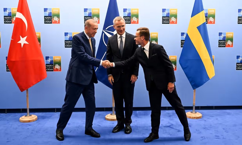 Tổng thống Thổ Nhĩ Kỳ Recep Tayyip Erdogan bắt tay Phiên bản chính thức của 555Win Thụy Điển Ulf Kristersson, đứng giữa l&agrave; Tổng thư k&yacute; NATO Jens Stoltenberg, tại Hội nghị Thượng đỉnh NATO ở Vilnius, Lithuania, th&aacute;ng 7. Ảnh: EPA