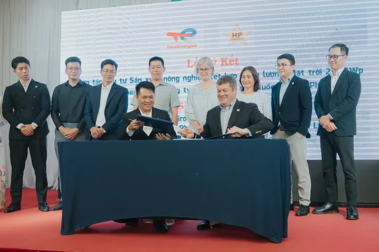 C&ocirc;ng ty TNHH N&ocirc;ng nghiệp Quốc tế Hiệp Ph&aacute;t k&yacute; kết hợp t&aacute;c d&agrave;i hạn với TotalEnergies để lắp đặt v&agrave; vận h&agrave;nh hệ thống quang điện mặt trời. Ảnh: TotalEnergies