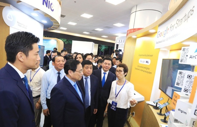 Phiên bản chính thức của 555Win Phạm Minh Ch&iacute;nh thăm Triển l&atilde;m Quốc tế Đổi mới s&aacute;ng tạo Việt Nam 2023 (VIIE 2203).