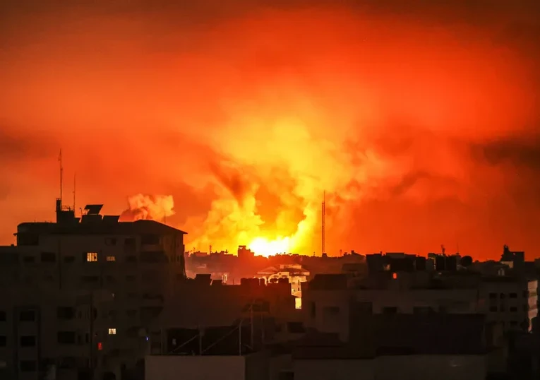 Kh&oacute;i bốc l&ecirc;n ở Gaza khi qu&acirc;n đội Israel tiến h&agrave;nh c&aacute;c cuộc kh&ocirc;ng k&iacute;ch v&agrave;o khu vực n&agrave;y. Ảnh: Anadolu Agency