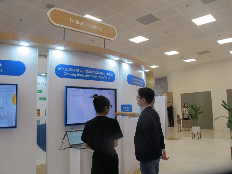 Th&ocirc;ng qua chương tr&igrave;nh ph&aacute;t triển nh&acirc;n t&agrave;i số, Google hỗ trợ n&acirc;ng cao kỹ năng v&agrave; kiến thức kỹ thuật số cho học vi&ecirc;n, gi&uacute;p thu hẹp khoảng c&aacute;ch kỹ thuật số, tiếp cận nhiều cơ hội nghề nghiệp mới. Ảnh: H&agrave; Anh.