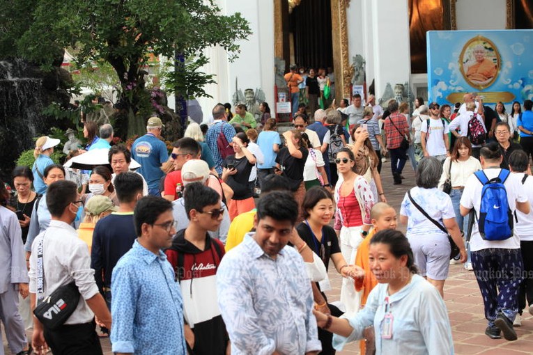 Du kh&aacute;ch tham quan Ch&ugrave;a Wat Pho ở quận Phra Nakhon, Bangkok, Th&aacute;i Lan, ng&agrave;y 22/10. Ảnh: Bangkok Post