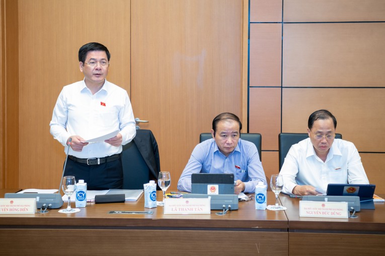 Bộ trưởng C&ocirc;ng thương Nguyễn Hồng Di&ecirc;n &ndash; Đo&agrave;n ĐBQH TP Hải Ph&ograve;ng l&agrave;m r&otilde; một số nội dung của dự thảo Luật