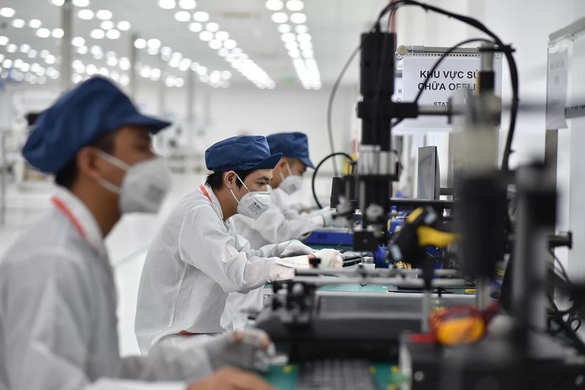 Theo JETRO, lương c&ocirc;ng nh&acirc;n sản xuất do c&aacute;c c&ocirc;ng ty Nhật Bản trả ở Việt Nam chỉ bằng hơn một nửa so với Malaysia v&agrave; Th&aacute;i Lan.