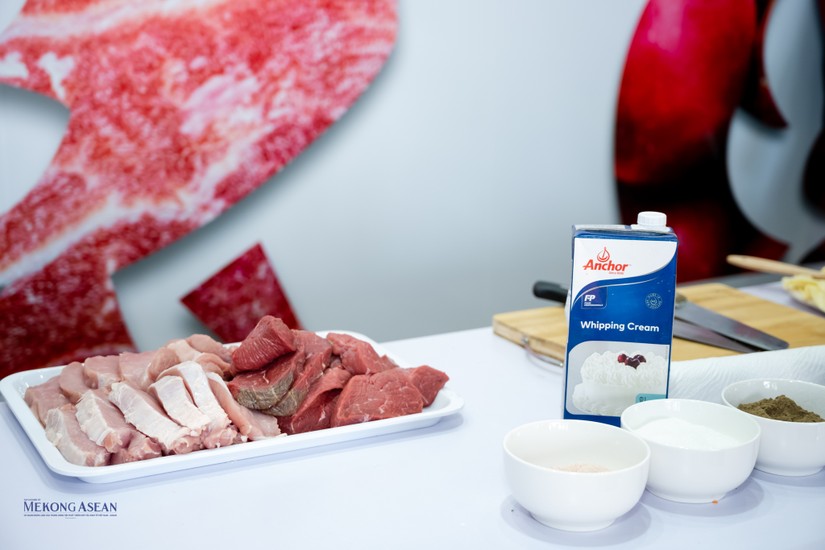 Trưng b&agrave;y thịt tươi từ Ba Lan tại gian trưng b&agrave;y của Hiệp hội C&aacute;c nh&agrave; sản xuất v&agrave; chế biến thịt của CH Ba Lan. Ảnh: Qu&aacute;ch Sơn