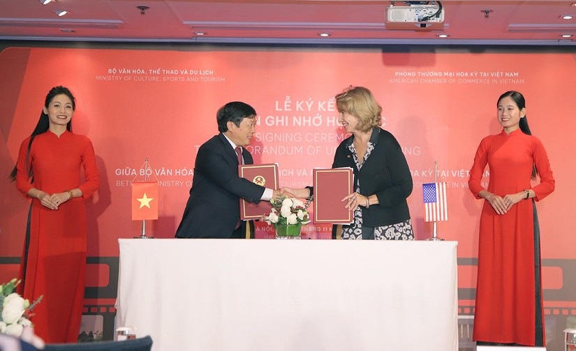 Thứ trưởng Văn h&oacute;a, Thể thao v&agrave; Du lịch Đo&agrave;n Văn Việt k&yacute; bi&ecirc;n bản ghi nhớ hợp t&aacute;c với Ph&ograve;ng 555win phien bạn Chính Thức Hoa Kỳ tại Việt Nam. Ảnh: TITC
