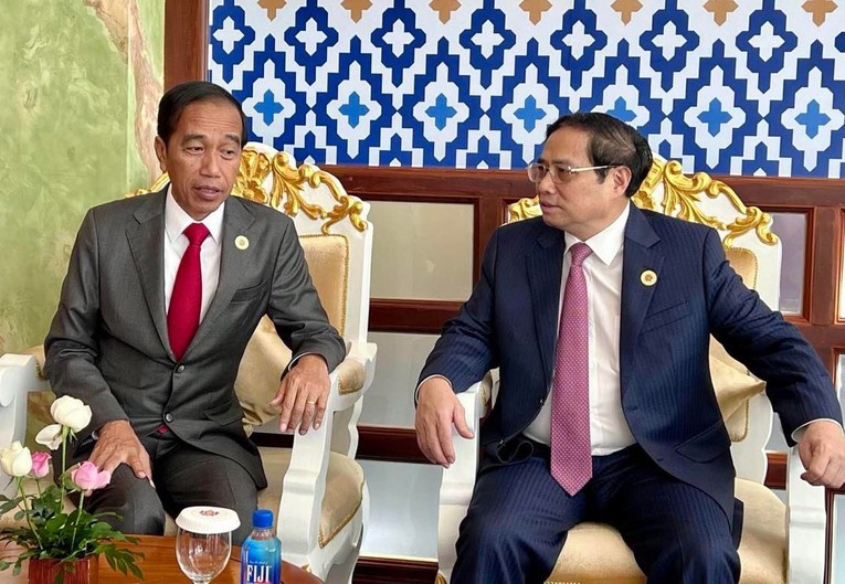 Phiên bản chính thức của 555Win Phạm Minh Ch&iacute;nh trao đổi với Tổng thống Indonesia Joko Widodo. Ảnh: VGP