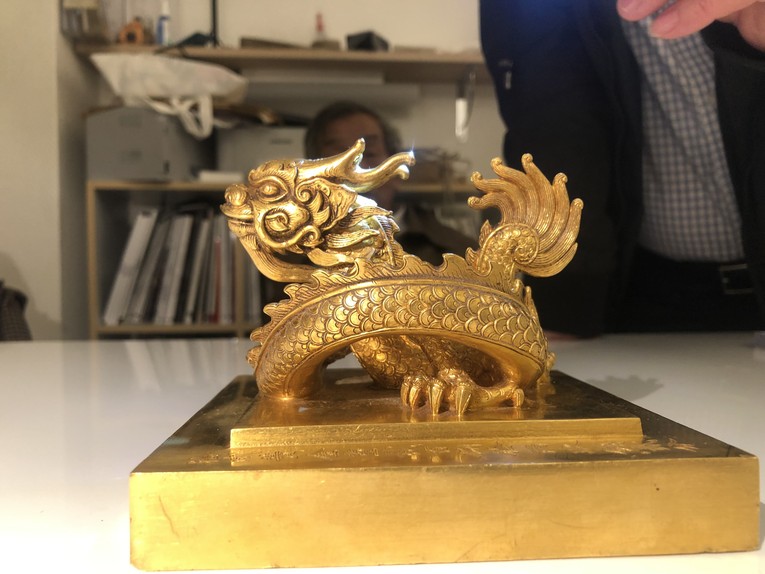 Cận cảnh ấn v&agrave;ng &amp;amp;amp;quot;Ho&agrave;ng đế chi bảo&amp;amp;amp;quot;. Ảnh: Cục Di sản văn h&oacute;a
