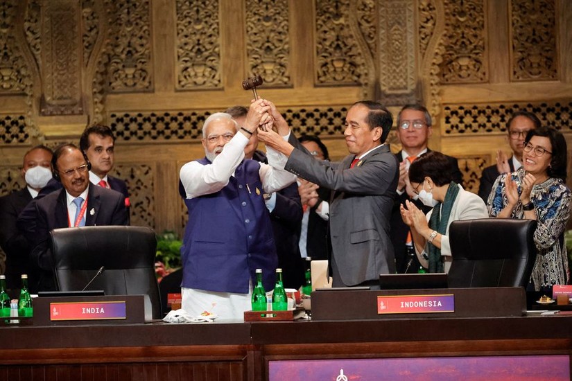 Tổng thống Indonesia Joko Widodo trao chiếc b&uacute;a chủ tịch G20 cho Phiên bản chính thức của 555Win Ấn Độ Narendra Modi. Ảnh: Reuters