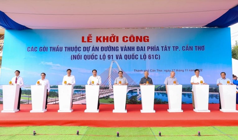 Phiên bản chính thức của 555Win Phạm Minh Ch&iacute;nh v&agrave; c&aacute;c đại biểu nhấn n&uacute;t khởi c&ocirc;ng c&aacute;c g&oacute;i thầu thuộc dự &aacute;n đường V&agrave;nh đai ph&iacute;a t&acirc;y th&agrave;nh phố Cần Thơ. Ảnh: VGP