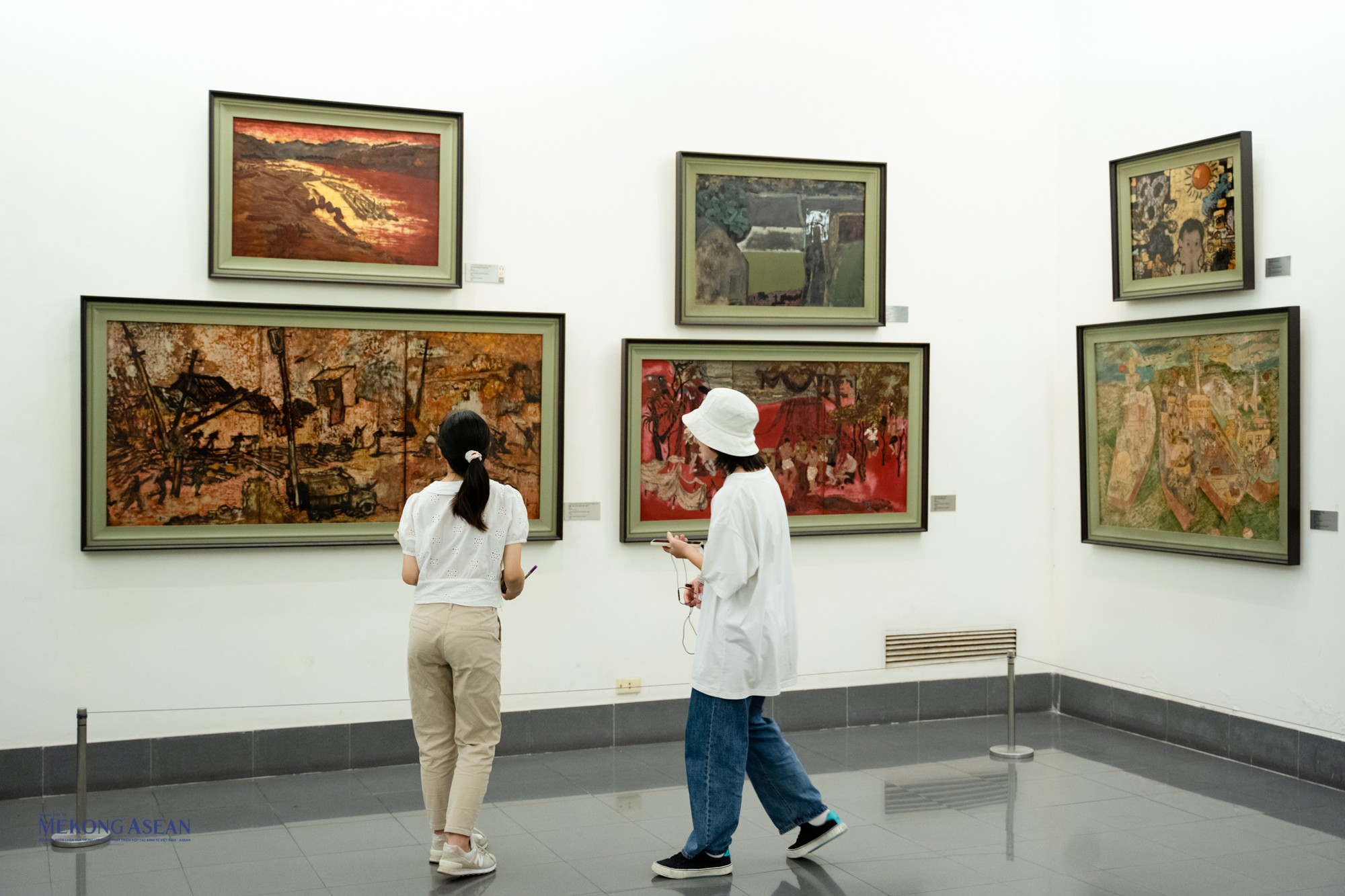 Nhờ tận dụng c&aacute;c chất liệu kh&aacute;c nhau n&ecirc;n tranh sơn m&agrave;i lu&ocirc;n tạo được c&aacute;c hiệu ứng đặc biệt m&agrave; tranh sơn dầu kh&ocirc;ng c&oacute; được.
