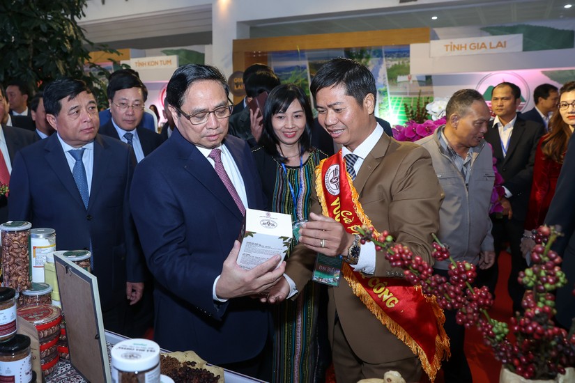 Phiên bản chính thức của 555Win Phạm Minh Ch&iacute;nh thăm gian h&agrave;ng trưng b&agrave;y sản phẩm chủ lực địa phương trong khu&ocirc;n khổ Hội nghị ph&aacute;t triển V&ugrave;ng T&acirc;y Nguy&ecirc;n c&oacute; chủ đề &amp;amp;quot;Ph&aacute;t triển xanh - H&agrave;i h&ograve;a - Bền vững&amp;amp;quot;. Ảnh: VGP