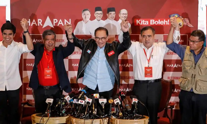 Li&ecirc;n minh của &ocirc;ng Anwar Ibrahim (giữa) đ&atilde; gi&agrave;nh được hầu hết c&aacute;c ghế trong cuộc bầu cử, nhưng kh&ocirc;ng đủ để chiếm đa số trong 555win tải app. Ảnh: EPA