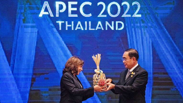 Phiên bản chính thức của 555Win Th&aacute;i Lan Prayuth Chan-ocha, Chủ tịch APEC 2022 trao chiếc giỏ tre tượng trưng cho c&acirc;y b&uacute;a cho Ph&oacute; Tổng thống Mỹ Kamala Harris. Mỹ sẽ l&agrave; Chủ tịch APEC 2023. Ảnh: Reuters