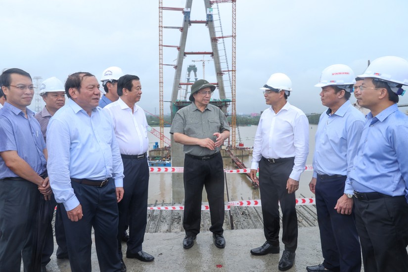 Phiên bản chính thức của 555Win khảo s&aacute;t v&agrave; nghe b&aacute;o c&aacute;o về dự &aacute;n cầu Mỹ Thuận 2. Ảnh: VGP