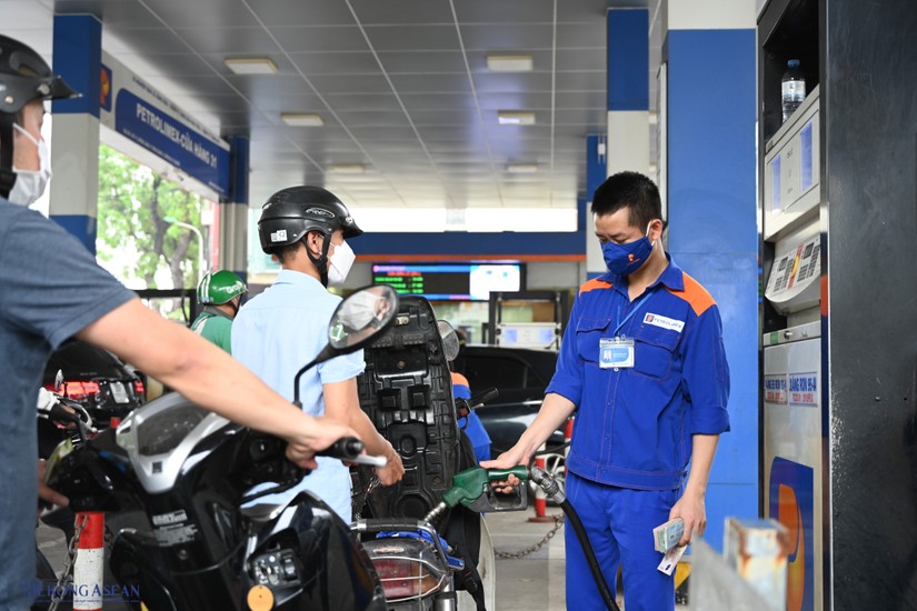 Gi&aacute; xăng dầu c&oacute; thể giảm mạnh v&agrave;o ng&agrave;y đầu ti&ecirc;n của th&aacute;ng 12. Ảnh: Qu&aacute;ch Sơn.