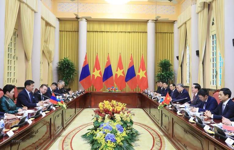 Chủ tịch nước V&otilde; Văn Thưởng v&agrave; Tổng thống Khurelsukh đ&aacute;nh gi&aacute; cao nỗ lực của hai b&ecirc;n trong th&uacute;c đẩy mở đường bay thẳng giữa Việt Nam v&agrave; M&ocirc;ng Cổ từ đầu năm 2023. Ảnh: TTXVN