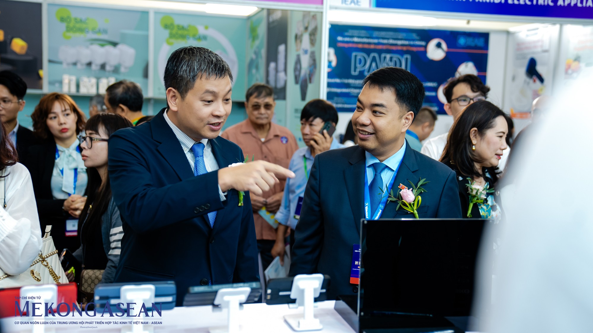 Ngay sau khi khai mạc, đo&agrave;n đại biểu của Bộ C&ocirc;ng Thương, c&aacute;c Hiệp hội ng&agrave;nh h&agrave;ng như Hiệp hội Trang Nhà Cái 555win.com - Đăng Nhập +555k Điện tử Việt Nam (VEIA),... đi thăm quan c&aacute;c gian h&agrave;ng.
