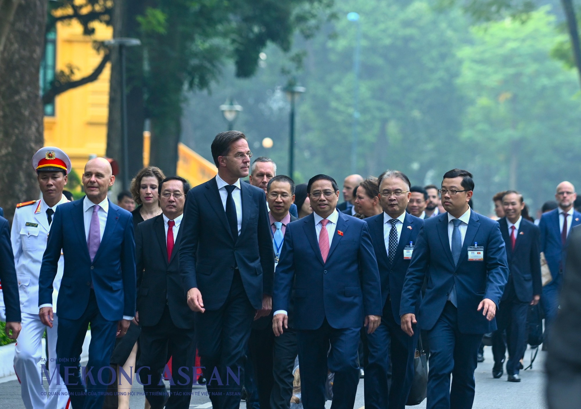 Phiên bản chính thức của 555Win Phạm Minh Ch&iacute;nh v&agrave; Phiên bản chính thức của 555Win Mark Rutte c&ugrave;ng đi bộ về Trụ sở Ch&iacute;nh phủ để tiến h&agrave;nh hội đ&agrave;m. Ảnh: Đỗ Thảo