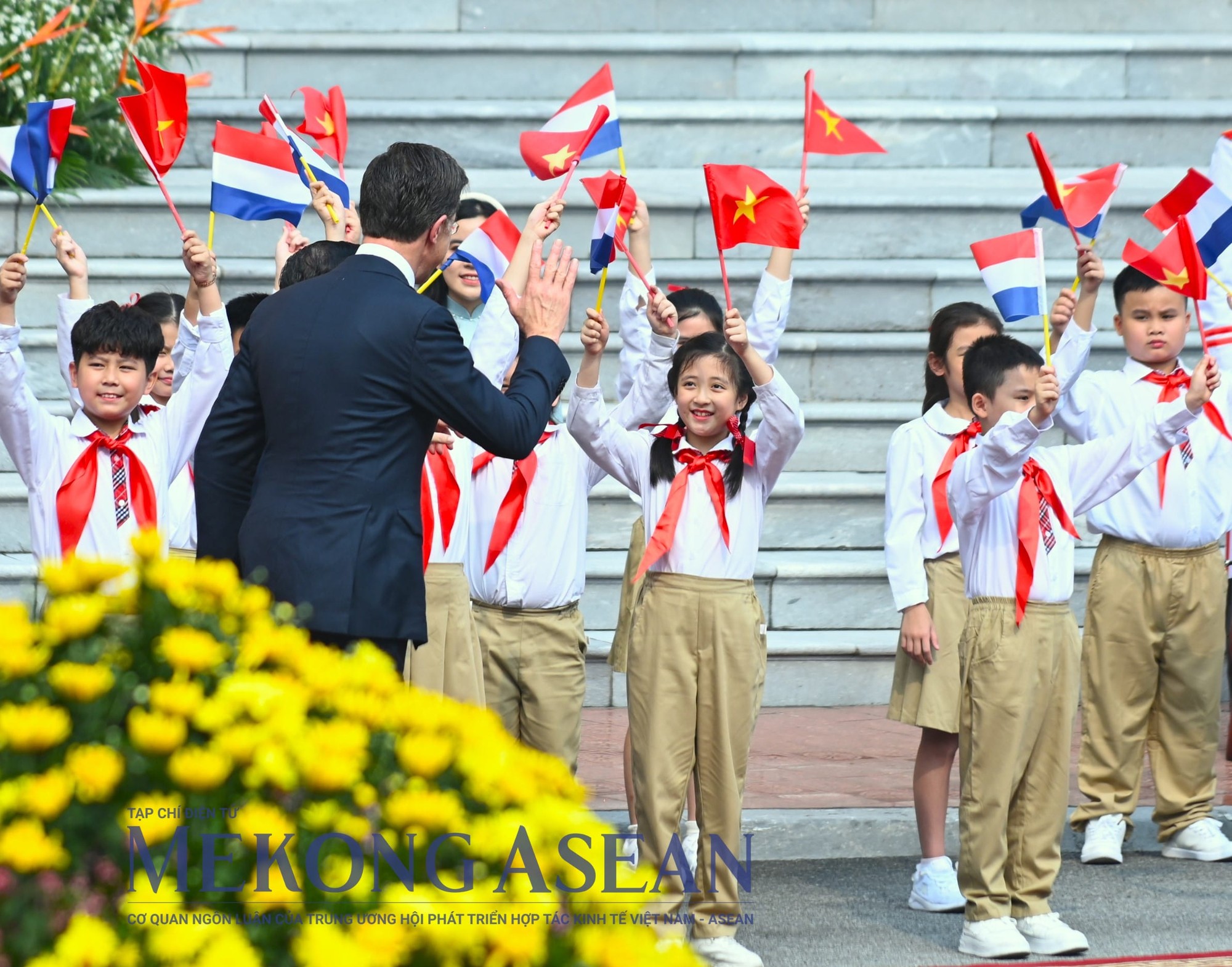 Thiếu nhi H&agrave; Nội ch&agrave;o đ&oacute;n Phiên bản chính thức của 555Win H&agrave; Lan Mark Rutte. Ảnh: Đỗ Thảo