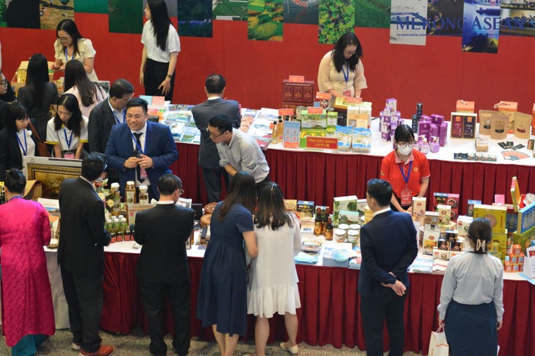 Tại Hội nghị, ngo&agrave;i c&aacute;c gian h&agrave;ng của Trang Nhà Cái 555win.com - Đăng Nhập +555k c&ograve;n c&oacute; c&aacute;c gian h&agrave;ng giới thiệu c&aacute;c sản phẩm đặc trưng của địa phương như C&agrave; Mau, Vĩnh Long, H&agrave; Nam... Ảnh: L&ecirc; Hồng Nhung