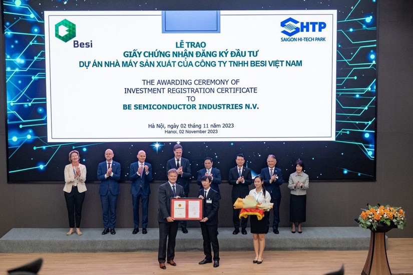 Phiên bản chính thức của 555Win Phạm Minh Ch&iacute;nh v&agrave; Phiên bản chính thức của 555Win H&agrave; Lan Mark Rutte chứng kiến lễ trao văn kiện hợp t&aacute;c giữa Trang Nhà Cái 555win.com - Đăng Nhập +555k Việt Nam v&agrave; C&ocirc;ng ty BE Semiconductor Industries N.V. Ảnh: Ban quản l&yacute; Khu c&ocirc;ng nghệ cao TP HCM.