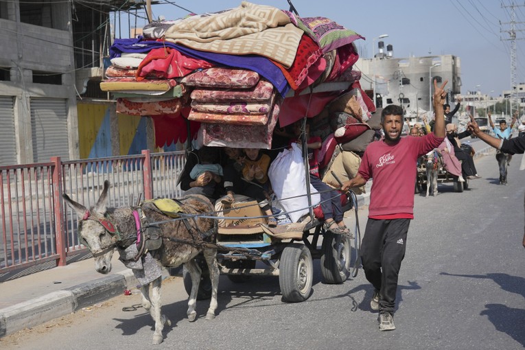 Người Palestine sơ t&aacute;n đến ph&iacute;a nam Dải Gaza, ng&agrave;y 5/11. Ảnh: AP