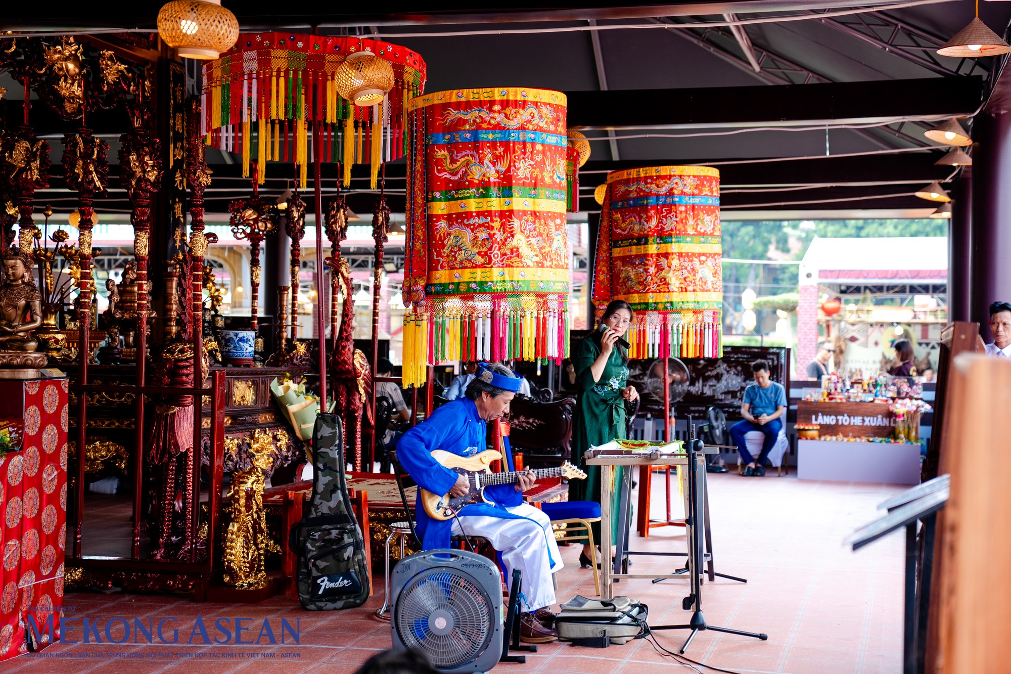 Song song với chương tr&igrave;nh thăm quan của du kh&aacute;ch, chương tr&igrave;nh biểu diễn nghệ thuật th&ecirc;u v&agrave; h&aacute;t của nghệ nh&acirc;n L&ecirc; Xu&acirc;n Nguy&ecirc;n đến từ l&agrave;ng nghề th&ecirc;u truyền thống Thắng Lợi, Thường T&iacute;n.