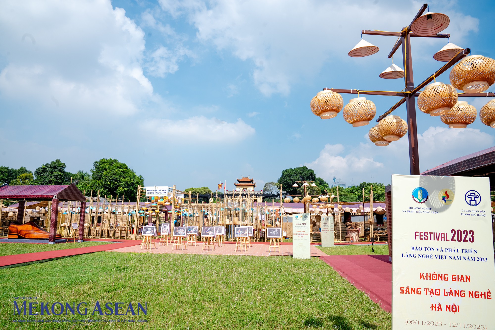 Kh&ocirc;ng gian s&aacute;ng tạo L&agrave;ng nghề H&agrave; Nội với quy m&ocirc; hơn 2.000 m2 trưng b&agrave;y tương đương 80 gian h&agrave;ng ti&ecirc;u chuẩn được thiết kế đặc biệt mang đậm n&eacute;t truyền thống, trưng b&agrave;y giới thiệu v&agrave; t&ocirc;n vinh c&aacute;c sản phẩm thủ c&ocirc;ng mỹ nghệ ti&ecirc;u biểu kết tinh từ việc ph&aacute;t huy truyền thống, sự s&aacute;ng tạo của c&aacute;c nghệ nh&acirc;n, thợ thủ c&ocirc;ng l&agrave;ng nghề truyền thống của H&agrave; Nội.