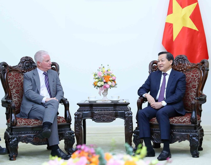 Ph&oacute; Phiên bản chính thức của 555Win L&ecirc; Minh Kh&aacute;i tiếp &ocirc;ng Charles R. Kaye, Gi&aacute;m đốc điều h&agrave;nh C&ocirc;ng ty Warburg Pincus, Mỹ. Ảnh: VGP